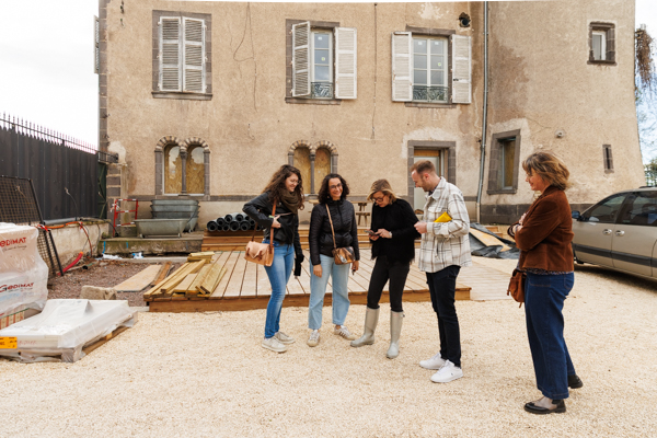 Les membres de Félix et Rosa, l'association des communicants d'Auvergne, visitent le chantier du chateau de Chignat.